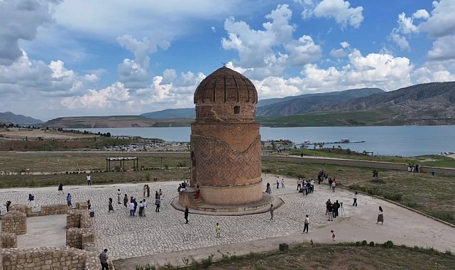 12 bin yıllık geçmişe sahip Hasankeyf'te bayram yoğunluğu