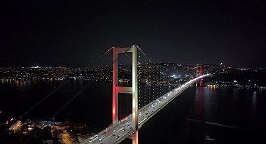 15 Temmuz Şehitler Köprüsü şampiyon Galatasaray'ın renkleriyle ışıklandırıldı
