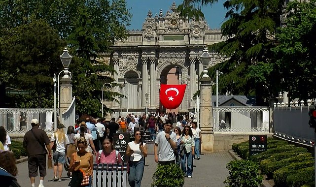 19 Mayıs'ta Dolmabahçe Sarayı'na gelen ziyaretçiler tarihi atmosferi yerinde gördü