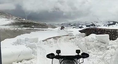 2 bin 390 rakımdaki Spikor Geçidi'nde karla mücadele çalışması