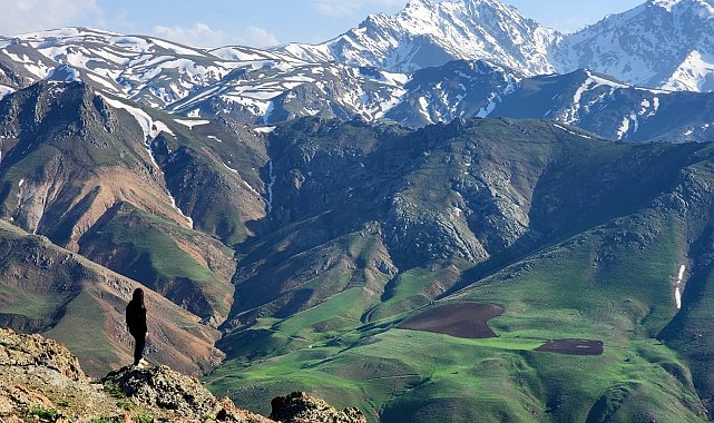 3 bin 204 rakımlı Erek Dağı'nın zirvesinde kar, eteklerinde bahar