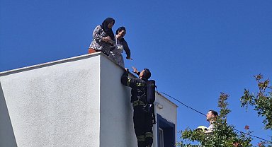 3 katlı binada yangın; çatıda mahsur kalan 2 kadın kurtarıldı