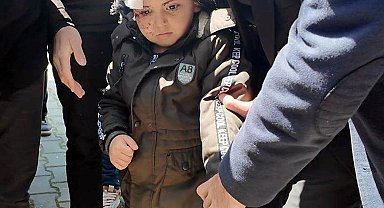 4 yaşındaki Sancar, yaralı kurtulduğu kazada ölen annesine veda etti