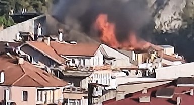 5 katlı binanın çatısı yandı