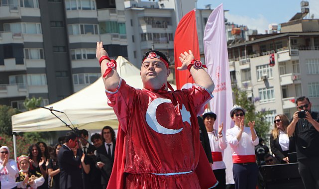 Adana'da 19 Mayıs coşkusu; Down sendromlu gençten Türk bayraklı gösteri