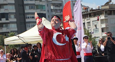 Adana'da 19 Mayıs coşkusu; Down sendromlu gençten Türk bayraklı gösteri