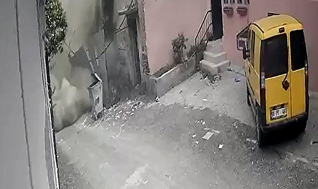 Adana'da 3 katlı metruk bina çöktü; o anlar kamerada
