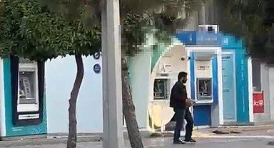 Adana'da ATM'ye taşlı saldırı kamerada