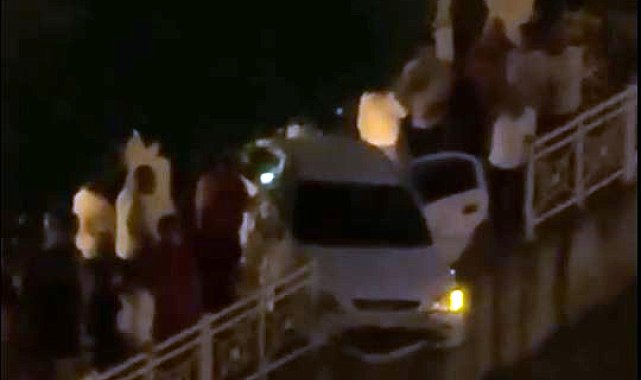 Adana'da otomobil, sulama kanalının korkuluklarında asılı kaldı