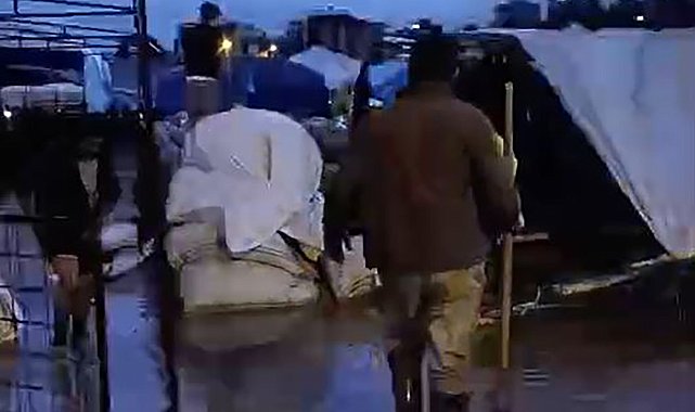 Adana'da sağanak, hayatı olumsuz etkiledi