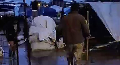 Adana'da sağanak, hayatı olumsuz etkiledi