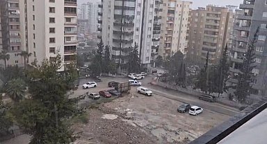 Adana'da sağanak; yollar göle döndü