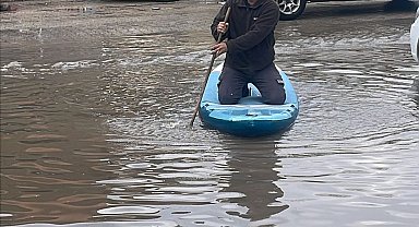 Adana'da sağanak; yollar göle döndü