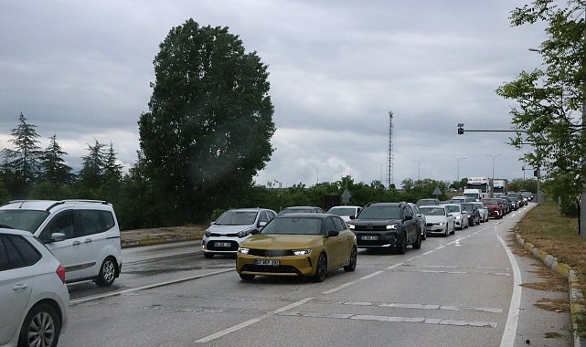 Afyonkarahisar-Antalya yolunda bayram yoğunluğu