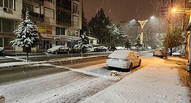Afyonkarahisar'da 11 ilçede eğitime 'kar' engeli; ulaşımda aksamalar yaşandı