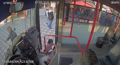 Ailesini bulamayıp emekleyerek halk otobüsüne binen 2 yaşındaki çocuk kamerada