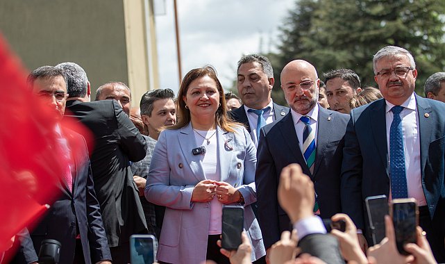 AK Parti'ye geçen Burcu Köksal'a, Afyonkarahisar Belediyesi önünde mehterli karşılama