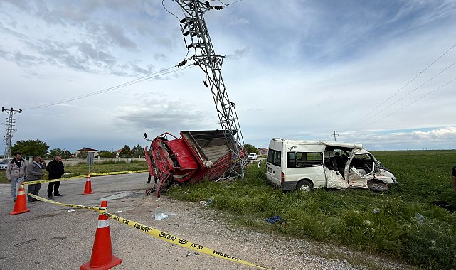 Aksaray'da servis minibüsü ile kamyonet çarpıştı: 5 yaralı