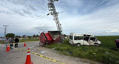 Aksaray'da servis minibüsü ile kamyonet çarpıştı: 5 yaralı