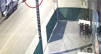 Alkollü sürücünün kullandığı otomobil ile motosiklet çarpıştı; kaza kamerada