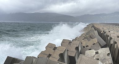Amasra'da fırtına; dalga boyu 2 metreye ulaştı