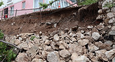 Amasya'da 5 katlı binanın istinat duvarı çöktü