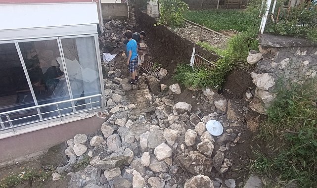 Amasya'da 5 katlı binanın istinat duvarı çöktü