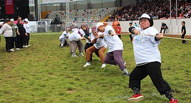 Antalya'da 'Tarım ve Seracılık Festivali'nde halat çekip, domates kasası taşıdılar