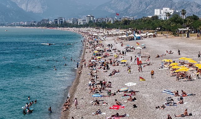 Antalya'da bayram tatilinde sahiller doldu