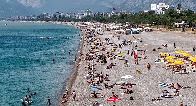 Antalya'da bayram tatilinde sahiller doldu