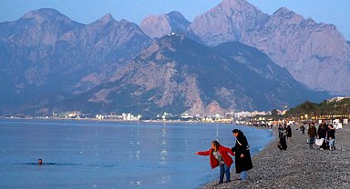 Antalya'da Hıdırellez dilekleri, günün ilk ışıklarıyla suyla buluştu
