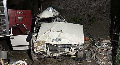 Apartmanın bahçesine düşen otomobilden atlayarak kurtuldular