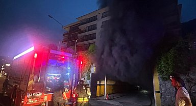 Apartmanın kapalı otoparkında çıkan yangında 3 otomobil zarar gördü