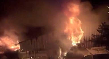 Arnavutköy'de fabrikada yangın; ekipler alevlere müdahale ediyor -1