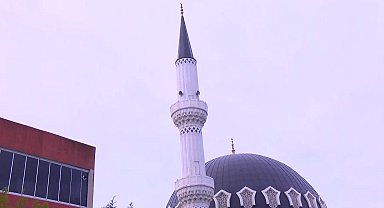 Arnavutköy'de fırtına nedeniyle caminin minaresi sallandı; 2 bina tahliye edildi