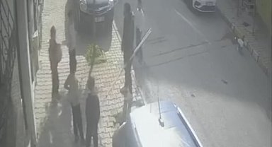 Arnavutköy'de sokakta oynayan çocuklara saldırıp elindeki bıçakla kapıya dayandı; şüpheli kamerada