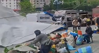 Artvin'de fırtına nedeniyle pazardaki tezgahlar devrildi, ürünler etrafa savruldu