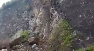 Artvin'de heyelan; yol ulaşım kapandı