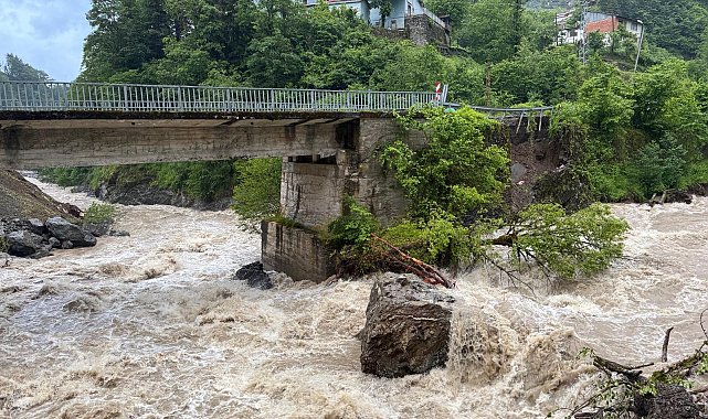 Artvin'de sağanak; dere taştı