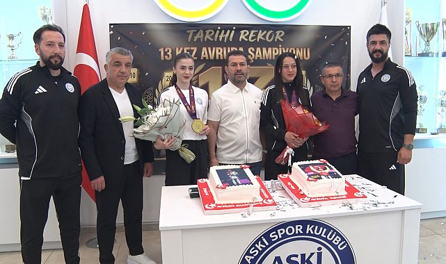 ASKİ Spor, milli tekvandocuların başarısını pasta keserek kutladı