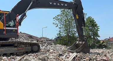 Avcılar'da bina enkazında çalışma yapan kepçe doğal gaz hattına zarar verdi