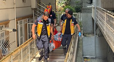 Avcılar'da evinde düşen 70 yaşındaki kadın sürünerek kapıya ulaştı, yardıma kızı ve ekipler koştu
