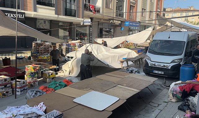 Avcılar'da pazar erken kuruldu, park eden araçlar esnafı mağdur etti