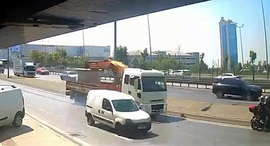 Avcılar'da sol şeritte bekleyen motosiklete, TIR çarptı: 2 yaralı