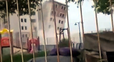Avcılar'da yıkım sırasında sarsıntı ve toz bulutu oluştu; mahalleli deprem sandı
