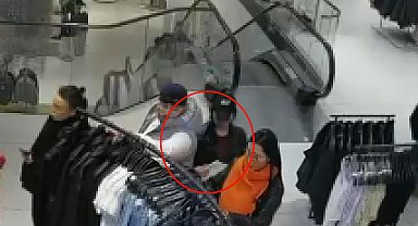 AVM'de alışveriş yapan kadının cep telefonunu çalan yankesiciler yakalandı