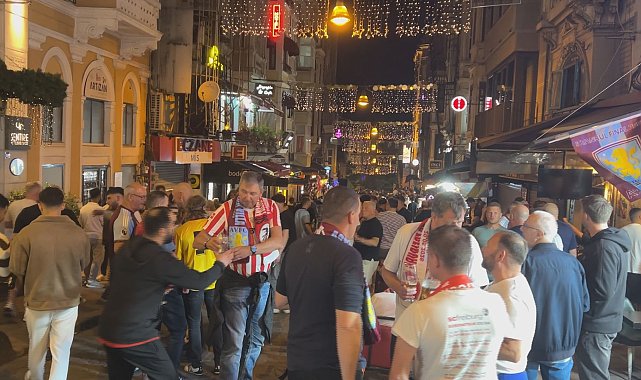 Avrupa Ligi Finali öncesi İstanbul'a gelen İngiliz taraftarlar Taksim'de toplandı