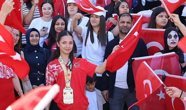 Avrupa Şampiyonu Nehir'e Turgutlu'da coşkulu karşılama