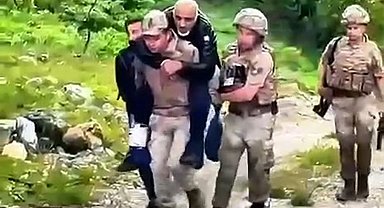 Ayağı burkulunca arazide mahsur kaldı, jandarma sırtında taşıyıp kurtardı