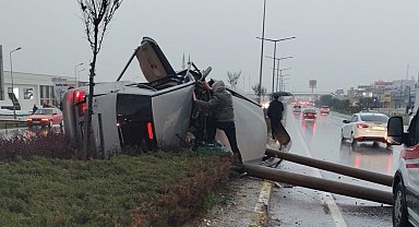 Aydınlatma direğine çarpan otomobilin sürücüsü yaralandı